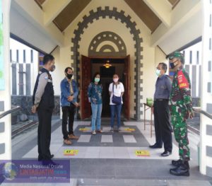 Peran Serta Babinsa Gilingan  Dalam Kegiatan Cipta Kondisi Penangan Covid -19 di Greja Margoyudan