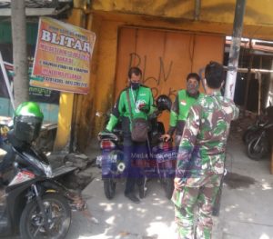 Babinsa Punggawan Jalin Silaturrohmi Dengan Ojek Online di Wilayah Binaan