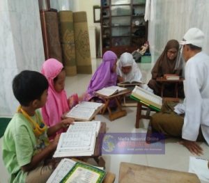 Inilah Kiprah Babinsa Kemlayan Dalam Membantu Mengajar TPA di Masjid Jami’