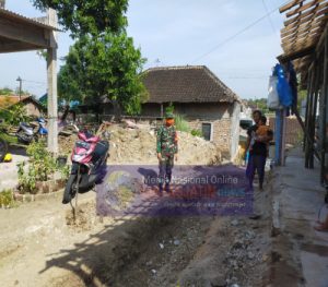 Sertu Aswan Terjun Langsung Bantu Pembuatan Jalan Swadaya