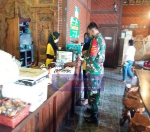 Babinsa Kelurahan Kerten Ajak Rumah Makan Laris Manis Untuk Menjaga Ketertiban