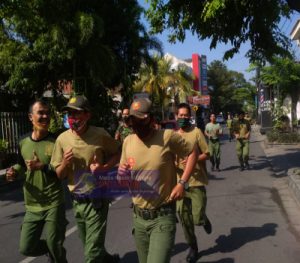 Jaga Kebugaran Fisik, Babinsa Sondakan Ajak Linmas Untuk Pembinaan Fisik