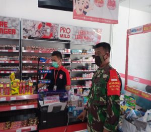 Babinsa Kelurahan Panularan Laksanakan Pengecekan Protokol Covid-19 di Alfamidi