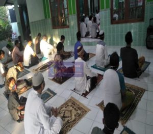 Anggota TNI Dari Koramil 02/ Banjarsari Amanan Sholat Idul Adha 1441 H