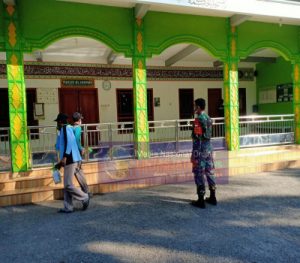 Babinsa Ajak Warga Semprot Masjid Sebelum Sholat Idul Adha