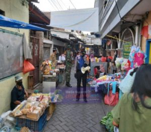 Jawa Timur Bermasker, Bhabinkamtibmas Bersama Tiga Pilar Sosialisasi Di Pasar Tembok Lor Surabaya