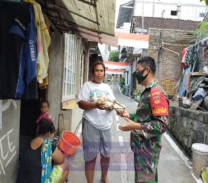 Peduli Covid-19,Dapur Umum TNI – Polri Bagikan Nasi Bungkus Kepada Masyarakat Wilayah Jebres