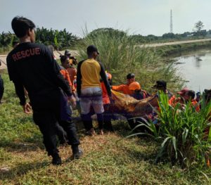 Babinsa Kelurahan Sewu Bantu Evakuasi Korban Laka Air