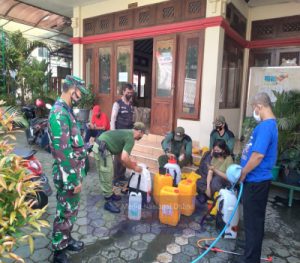 Sertu Suwarno Gandeng Bhabinkamtibmas Dan Linmas Laksanakan Penyemprotan Disinfektan