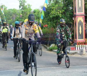 HUT RI Ke 75 TNI Polri Gowes Sambil Beri Bantuan