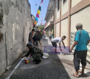 Sambut HUT RI Ke-75, Babinsa Gandekan Bantu Pembersian Kampung Dan Pasang Umbul-umbul