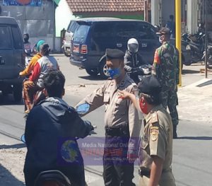 Babinsa Hadang Warga Yang Tak Bermasker