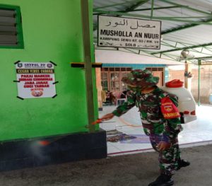 Sterilisasi Wilayah, Babinsa Kelurahan Sewu Bantu Penyemprotan Disinfektan