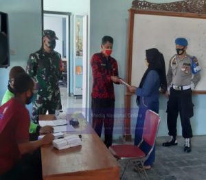 Demi Kelancaran Pembagian BLT DD, Babinsa Turut Dalam Pengamanan