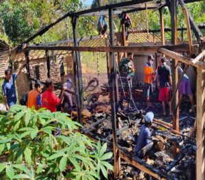 Pasca Kebakaran, TNI, Relawan Dan Warga Bersihkan Puing Puing Rumah Sulistyanto