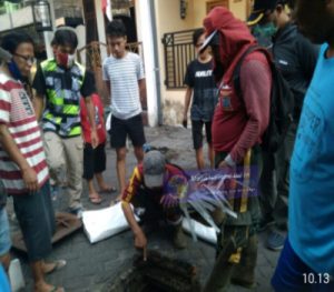 Kerja Bakti Warga RW 8 Kampung Botoputih 2 Kelurahan Simolawang Bersama Babinsa Simolawang Surabaya