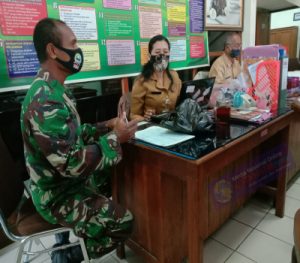 Sertu E Lau MenJalin Silaturahmi Dengan Pegawai Kelurahan