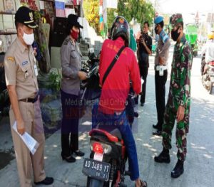 Forkopimcam Sambi Peringati HUT RI Dengan Bagi Masker Gratis