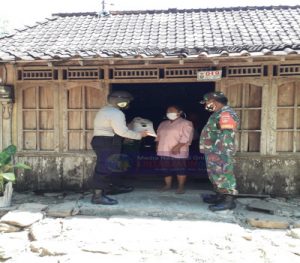 TNI Polri Sosialisasi Prokes Dan Bantu Warga