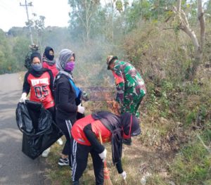 Wujudkan Lingkungan Sehat, Koramil 13/Pracimantoro Bersama Komponen Masyarakat Laksanakan Bersih Jalan