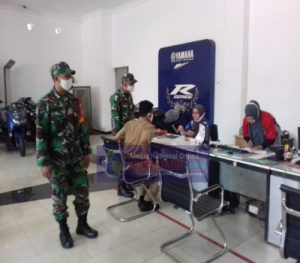 Kobarkan Semangat Kemerdekaan Babinsa Bersama Pegawai Kelurahan Berikan Himbaun Pemasangan Bendera Merah Putih