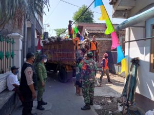 Wujud Nyata Kemanunggalan TNI-Rakyat, Sertu Sanyoto Bersama Warga Laksanakan Resik-Resik