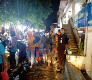 Sertu Danang Kawal Pelaksanaan AKB Penanganan Virus Covid -19 di Pasar Tradisional