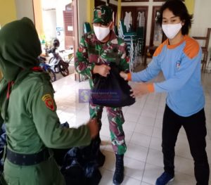 Dampak Pandemi Covid-19, Babinsa Kratonan Bantu Distribusikan Sembako Kepada Warga