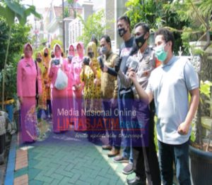 Bhayangkari PC Bubutan Polrestabes Surabaya bersama PKK Kampung Maspati bagikan masker Door to Door