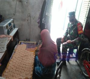 Pelopori Usaha Rakyat, Babinsa Kelurahan Gajahan Komsos Dengan Pengrajin /Pembuat Rengginang