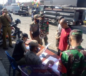 Pelaksanaan Penegakan Hukum Protokol Kesehatan Di Pasar Ngadirojo Oleh Anggota Gabungan TNI-Polri Dan Satpol PP