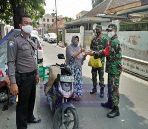 Danramil 03/Serengan, Indahnya kebahagian Besama Dalam Berbagi Nasi Bungkus Kepada Warga