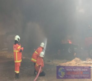 Akibat Bakar Rumput Liar Sembarangan, Truk Tangki Bahan Kimia Meledak