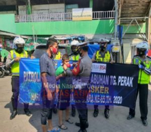 Satlantas Polres Tanjung Perak Bagikan Masker Cuma-Cuma