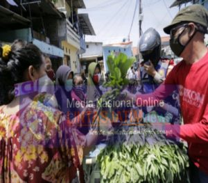 Bhabinkamtibmas Polsek Bubutan Polrestabes Surabaya memberikan hadiah pada warga yang sudah disiplin memakai masker