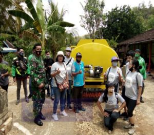 Peduli Sesama, Ojol GGM Kabupaten Wonogiri Gandeng Koramil 09/Giritontro Salurkan Bantuan Air Bersih