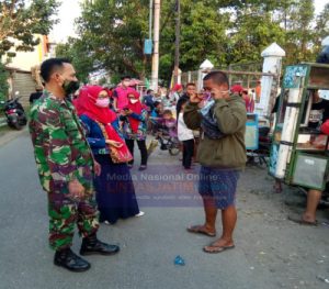 Kepedulian Babinsa Dan PKK Kelurahan Sondakan Dengan Bagi-bagi Masker