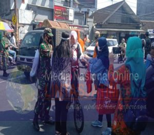 Sinergitas TNI – Polri Dalam Kegiatan Edukasi dan Pembagian Masker