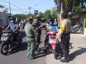 Serma Sujiyanto Dan Serka Saring Adakan Kampanye Pemakaian Masker, Ini Tujuannya