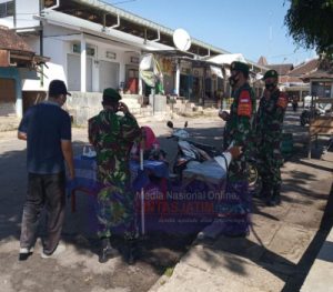 Anggota Koramil 21/Bukukerto Terus Galakan Disiplin Protkes Penggunaan Masker