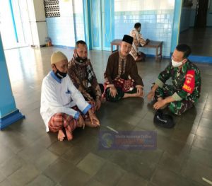 Jalin Silaturahmi,  Serda Budiono Sholat Dzuhur Berjamaah Bersama Warga Binaanya