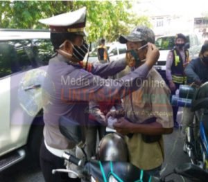 Polsek Pabean Cantikan Bersama Satpol PP Gelar Operasi Penertiban Masker di Kelurahan Bongkaran