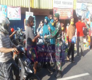 3 Pilar Kecamatan Manyaran Beserta Ibu-Ibu PKK Bagikan Ratusan Masker