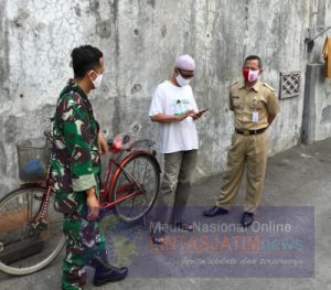 Babinsa bersama Lurah Kepatihan Wetan Pantau Warganya yang diduga ODP