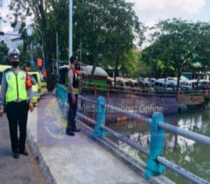 Polsek Pabean Cantikan Pantau Debit Air di Sungai Kalimas, Antisipasi Potensi Banjir