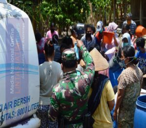 Pembagian Air Bersih Tak Lupakan Protokol Kesehatan