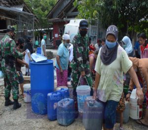 Sinergi Untuk Negeri,Bantuan Air Warnai HUT TNI dan TMMD Sengkuyung