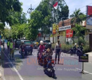 Polsek Pabean Cantikan Bareng Staf Kecamatan Lakukan Operasi Penertiban Masker