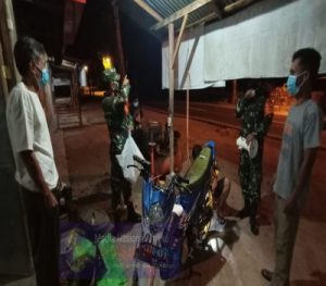 Tak Hanya Siang Hari, Anggota Koramil 04/Nguntoronadi Tetap Melaksanakan Patroli Penggunaan Masker Pada Malam Hari