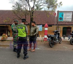 Tak Hanya Menegur, Anggota Gabungan Kecamatan Karangtengah Memberikan Masker Kepada Para Pelanggar Gakplin Protkes